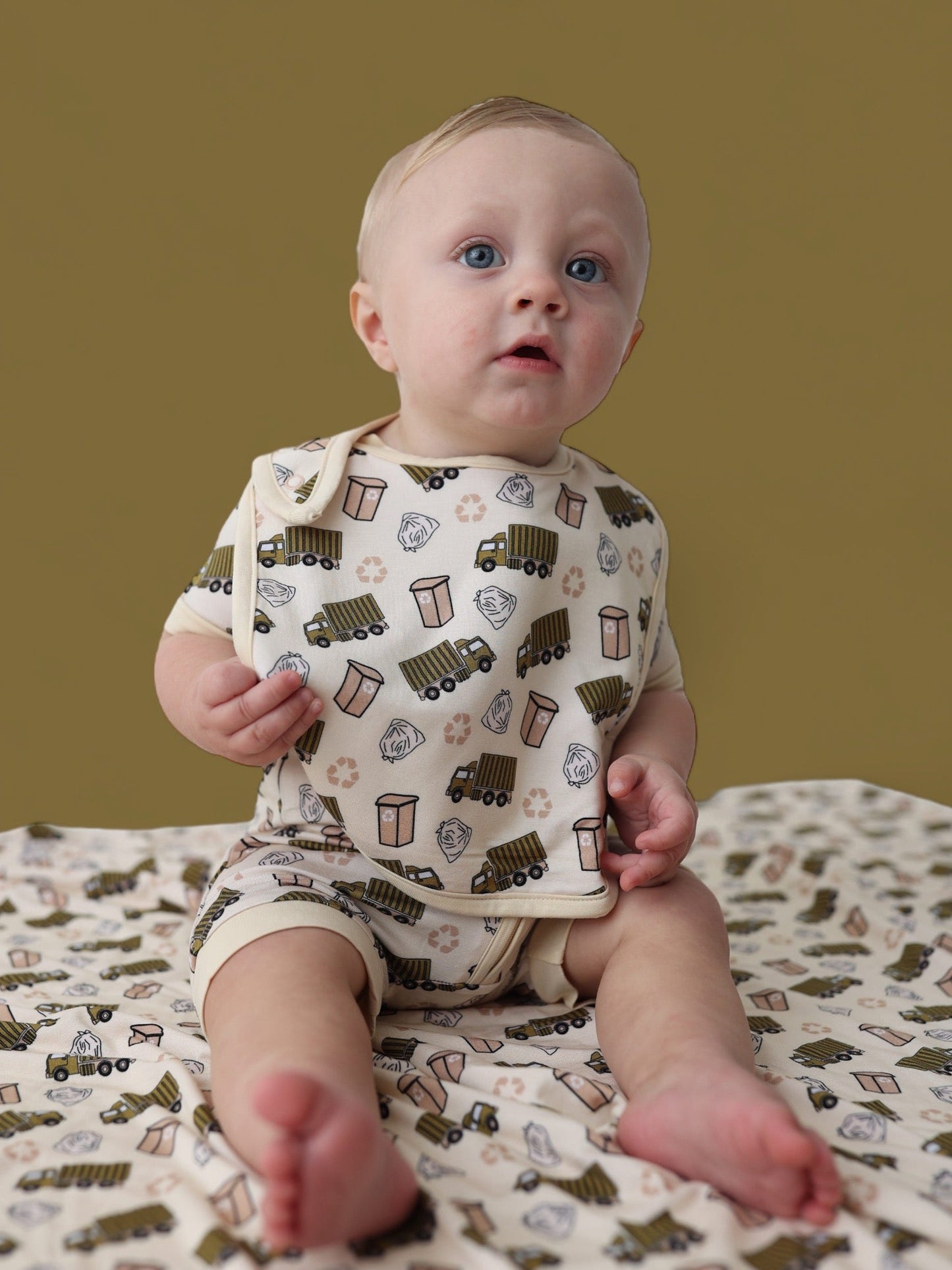 GOOD OL' GARBAGE DREAM BABY BIB